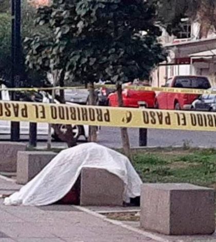 De 6 balazos ejecutan a sujeto sentado en una banca en calles de Neza