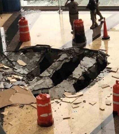 Rayo destruye piso de plaza comercial La Cúspide en Naucalpan