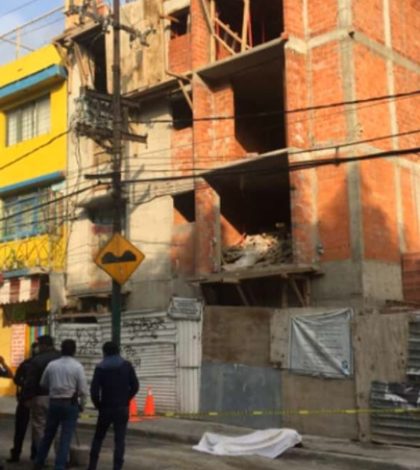 Albañil muere al caer electrocutado de casi 15 metros en Tacubaya