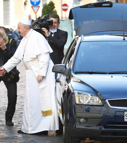 Dan de alta al Papa Francisco y  regresa al Vaticano