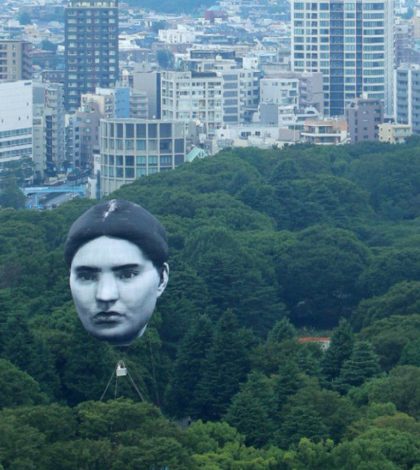 Cabeza flotante gigante en Tokio sorprende a pobladores