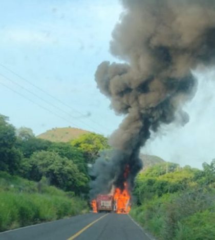 Bloquean carretera en Michoacán y queman camiones