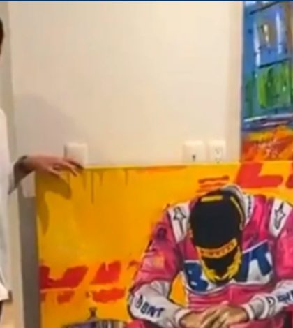 #Video: Checo Pérez recibe y reacciona a pintura que le regaló una fan