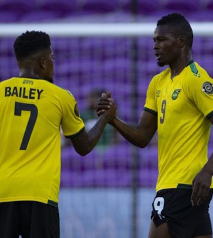 Costa Rica derrotó a Jamaica en un partido que se retrasó dos horas