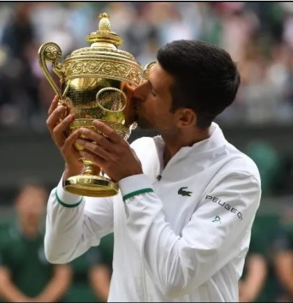 Djokovic triunfa en Wimbledon e iguala a Federer y Nadal