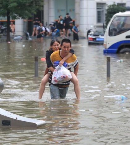 Diluvio arrasa en China: van 25 muertos, la mayoría ahogados en el metro