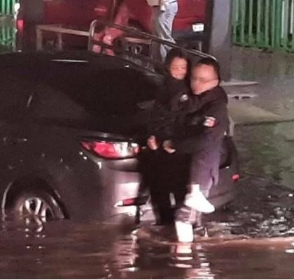 Rescatan a familias; fuertes lluvias vararon sus vehículos