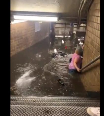 #Video: Se inunda el metro de Nueva York; usuarios sortean las aguas sucias