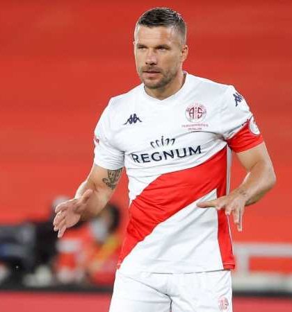Lukas Podolski fichó con equipo polaco y  terminó con esperanzas de jugar con Gallos