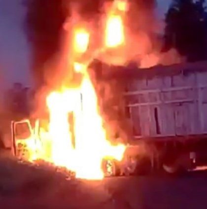Presuntos miembros del CJNG atacan, bloquean carreteras y queman autos en varios municipios de Michoacán