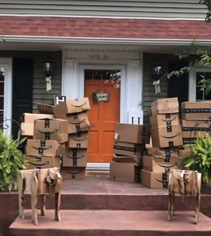 Mujer recibe 150 paquetes de Amazon que no pidió