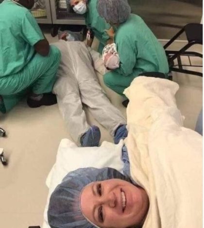 Mujer se toma selfie con su esposo desmayado en la sala de partos