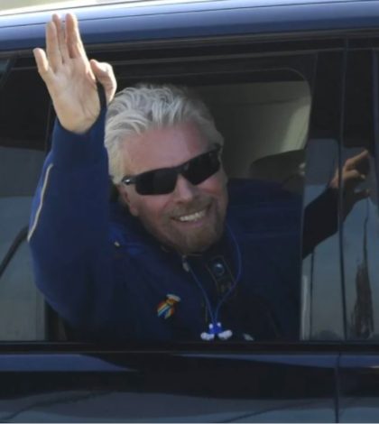 Multimillonario Richard Branson llega al espacio en nave de Virgin Galactic