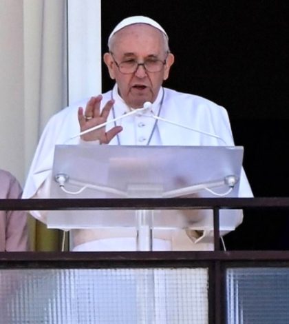 Tras ser operado, Papa Francisco saluda desde balcón de hospital a fieles en Roma