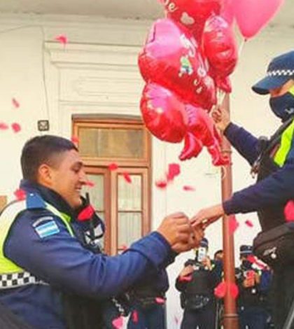 Policía propone matrimonio a su novia frente a compañeros