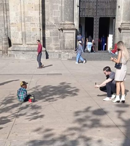 Critican a pareja por tomar foto a niño trabajador en Guadalajara