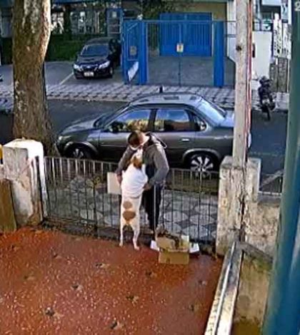 Un hombre acaricia a una perra y aprovecha para robarle la ropa